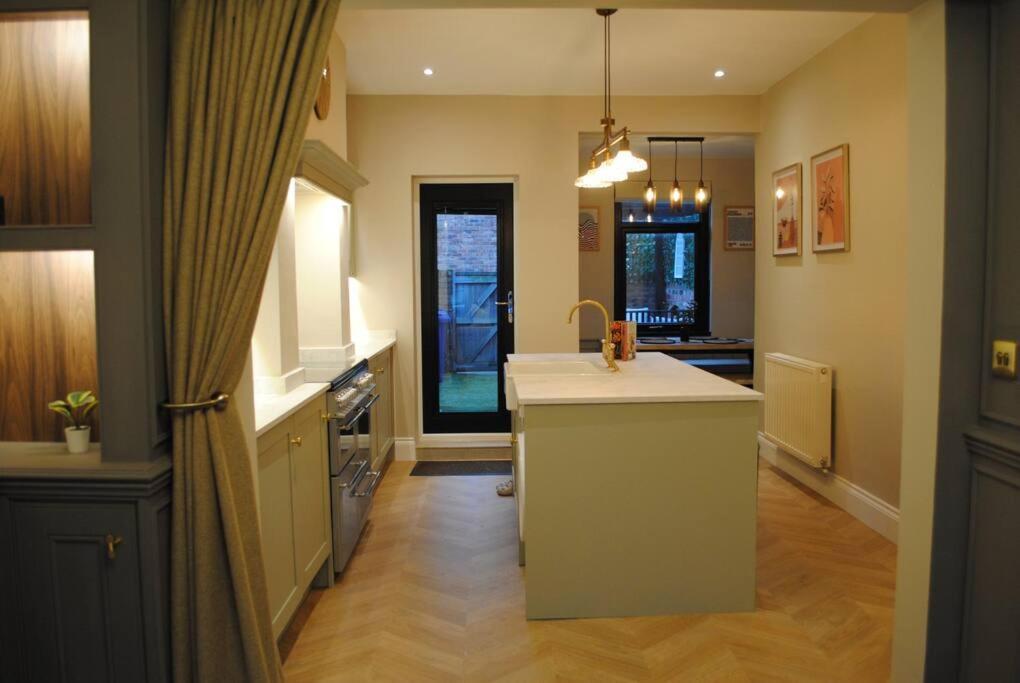 Cosy Renovated House In Warrington Villa Exterior photo