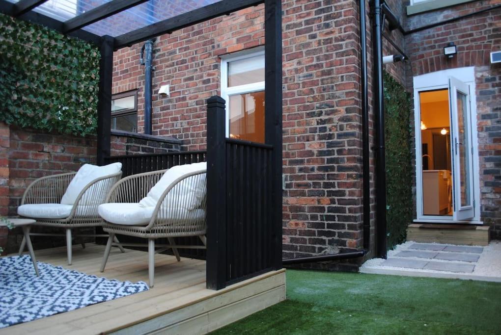 Cosy Renovated House In Warrington Villa Exterior photo