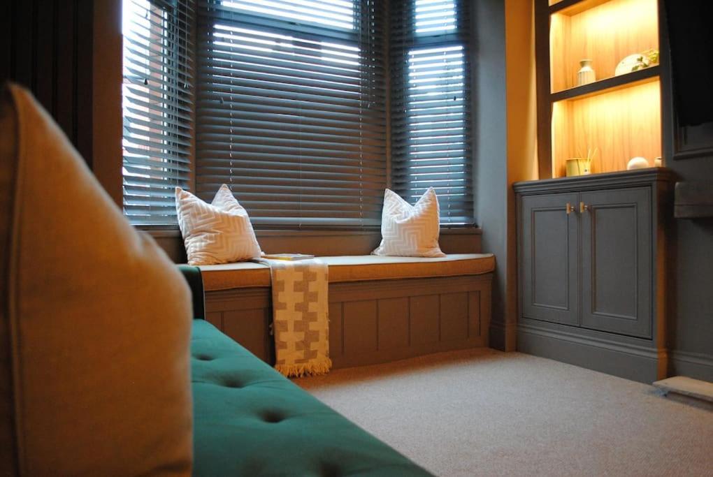 Cosy Renovated House In Warrington Villa Exterior photo