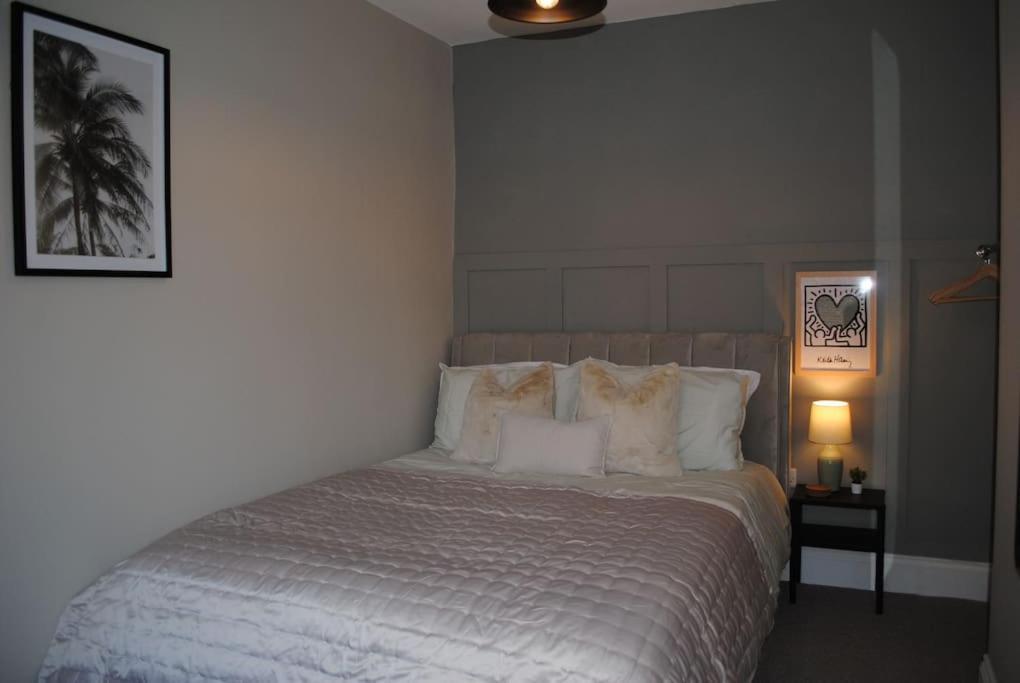 Cosy Renovated House In Warrington Villa Exterior photo